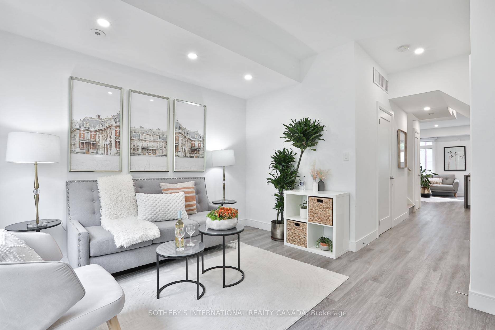 Stunning fully renovated condo townhouse in vibrant downtown Toronto !