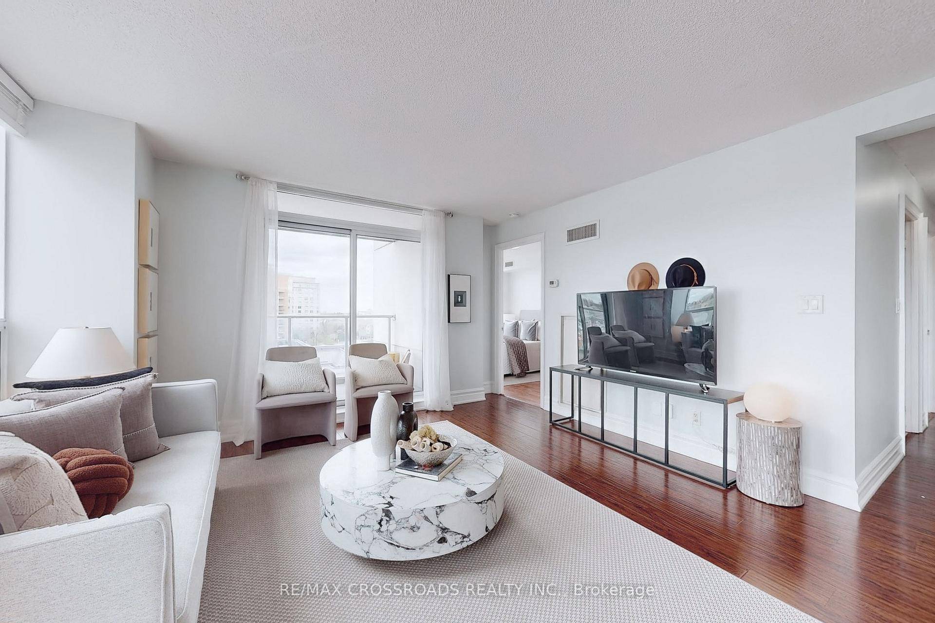 newly renovated beautiful unit in prime location on Highway 7 amp ; Bayview, minutes to Hwy 404, 407, walk to park, public transportation and steps to restaurants.