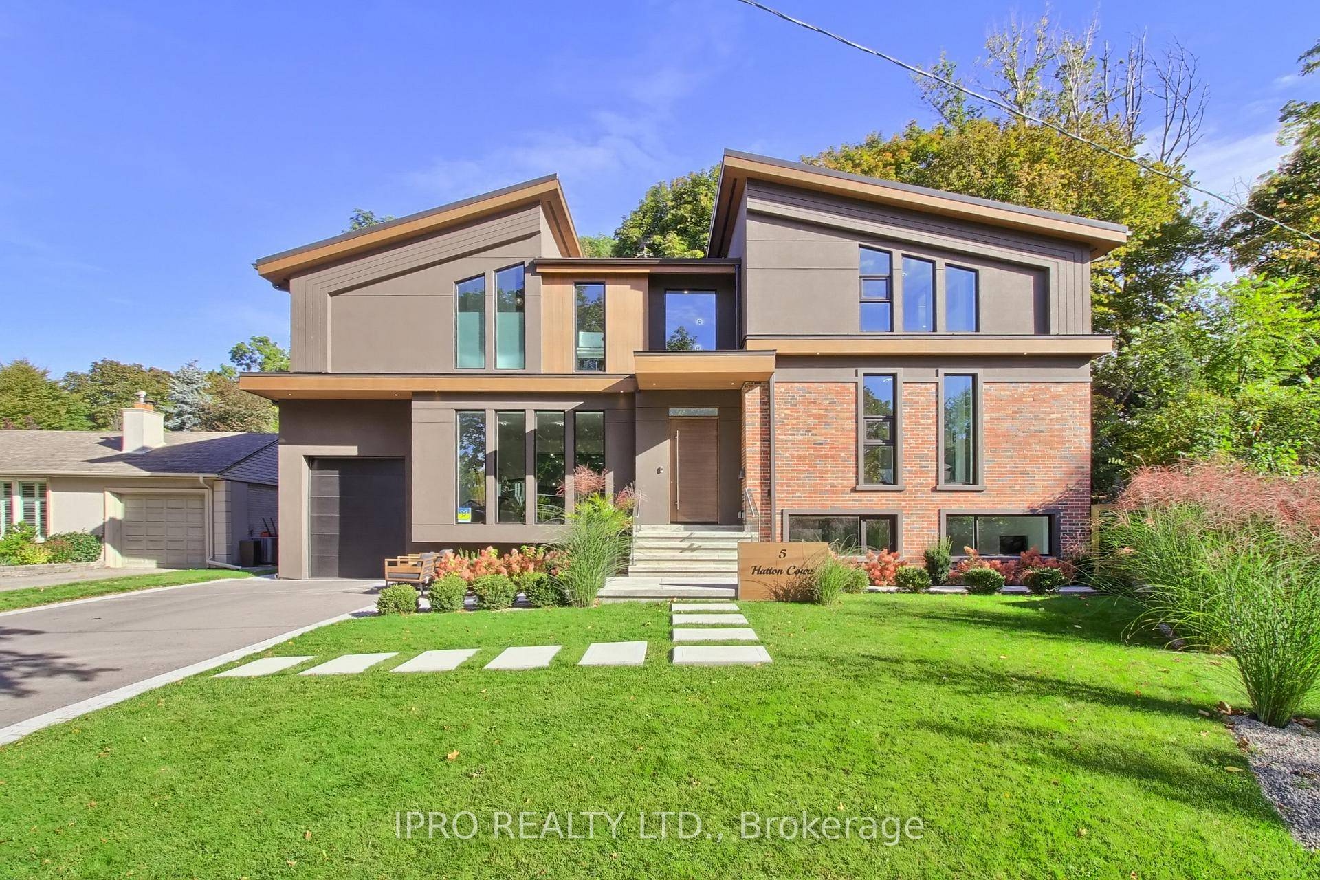 A true masterpiece ! This custom buit home designed to harmonize indoor elegance with the natural beauty of the outdoors.