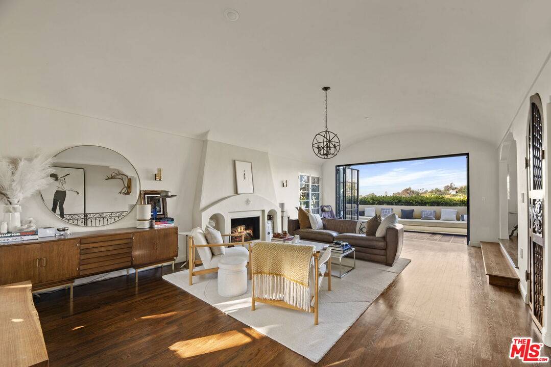2643 Hollyridge Dr 3BR Hollywood Hills East La