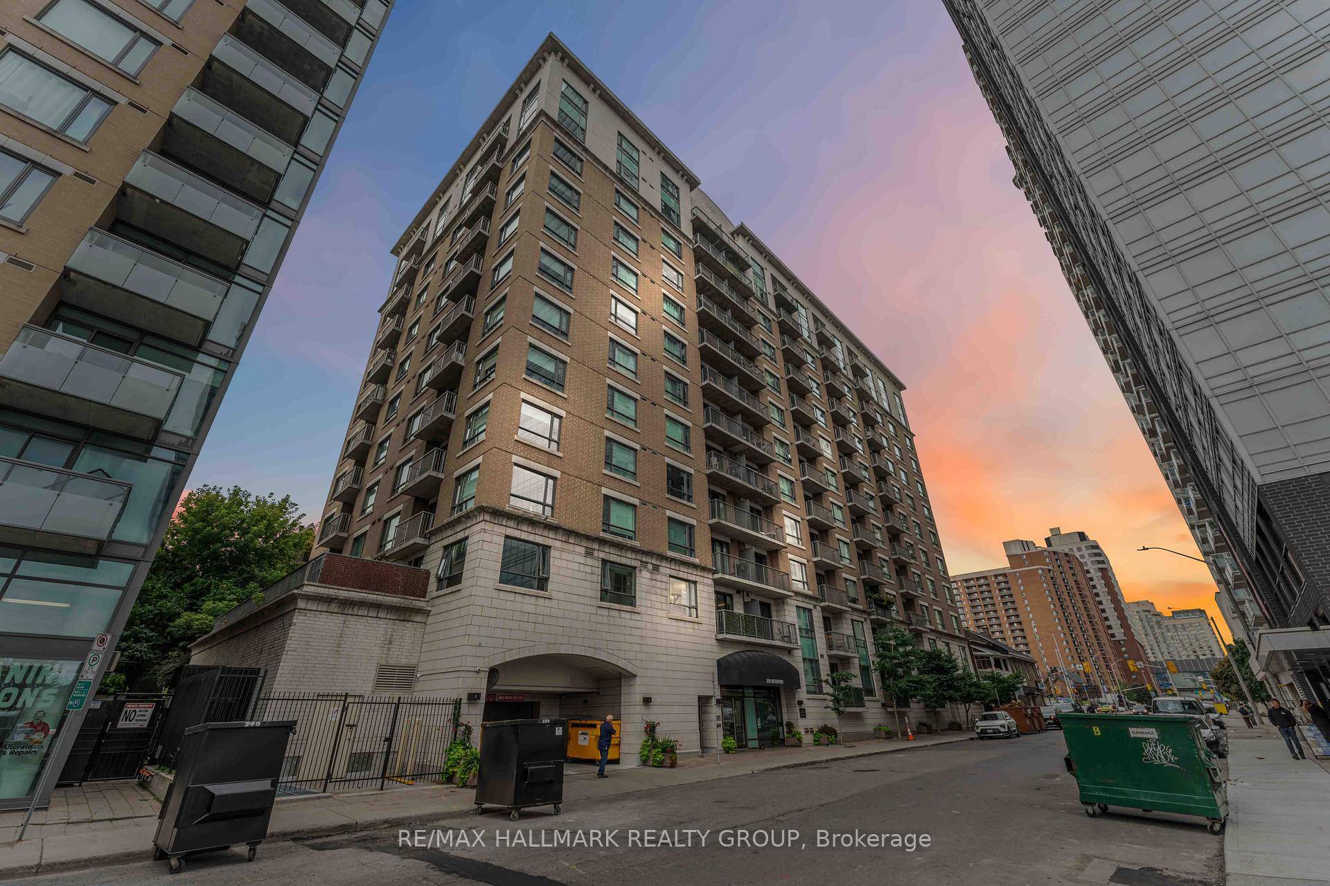 Welcome to this spacious and modern 2 bedroom, 2 bathroom condo, perfectly situated in the heart of downtown Ottawa.