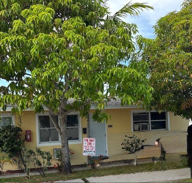 Don't miss this incredible opportunity to own a well maintained duplex just minutes from vibrant downtown Lake Worth !