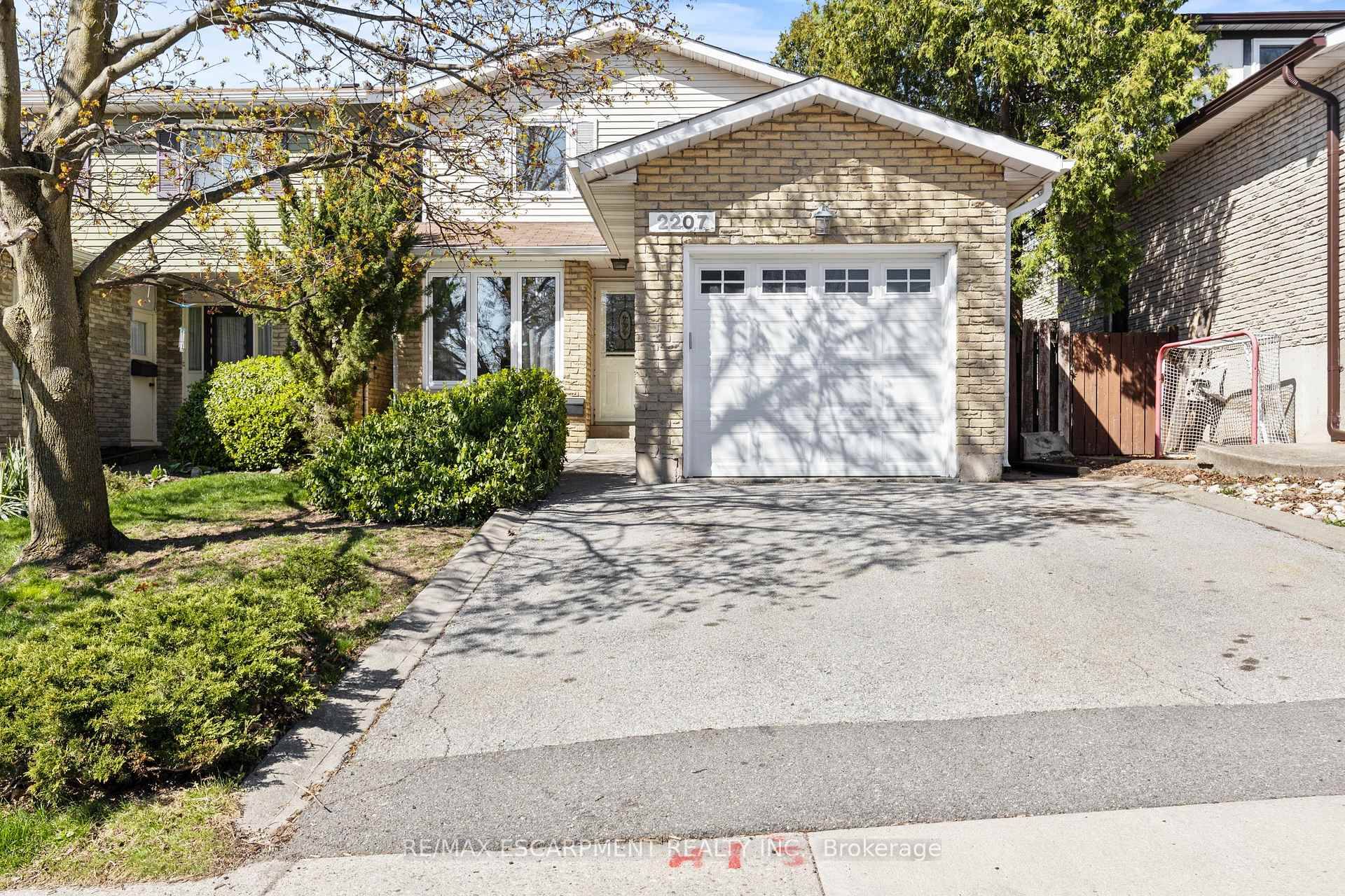 Fantastic 3 bedroom 2 storey home in the sought after neighbourhood of Brant Hills.