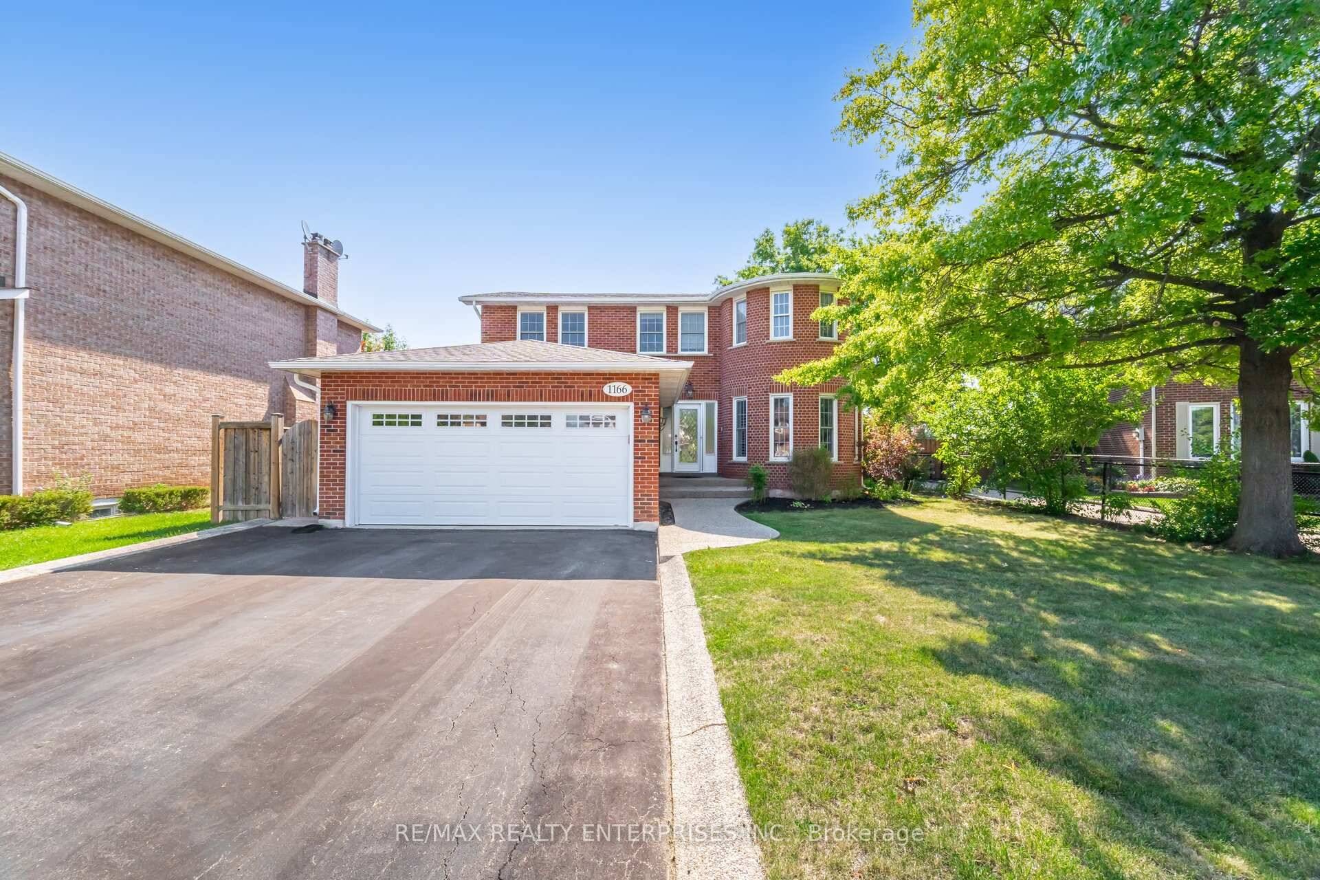 Nestled on a quiet court in one of Oakvilles most desirable neighbourhoods, this beautifully renovated two storey home offersapproximately 3, 700 sq ft of total living space and a seamless ...