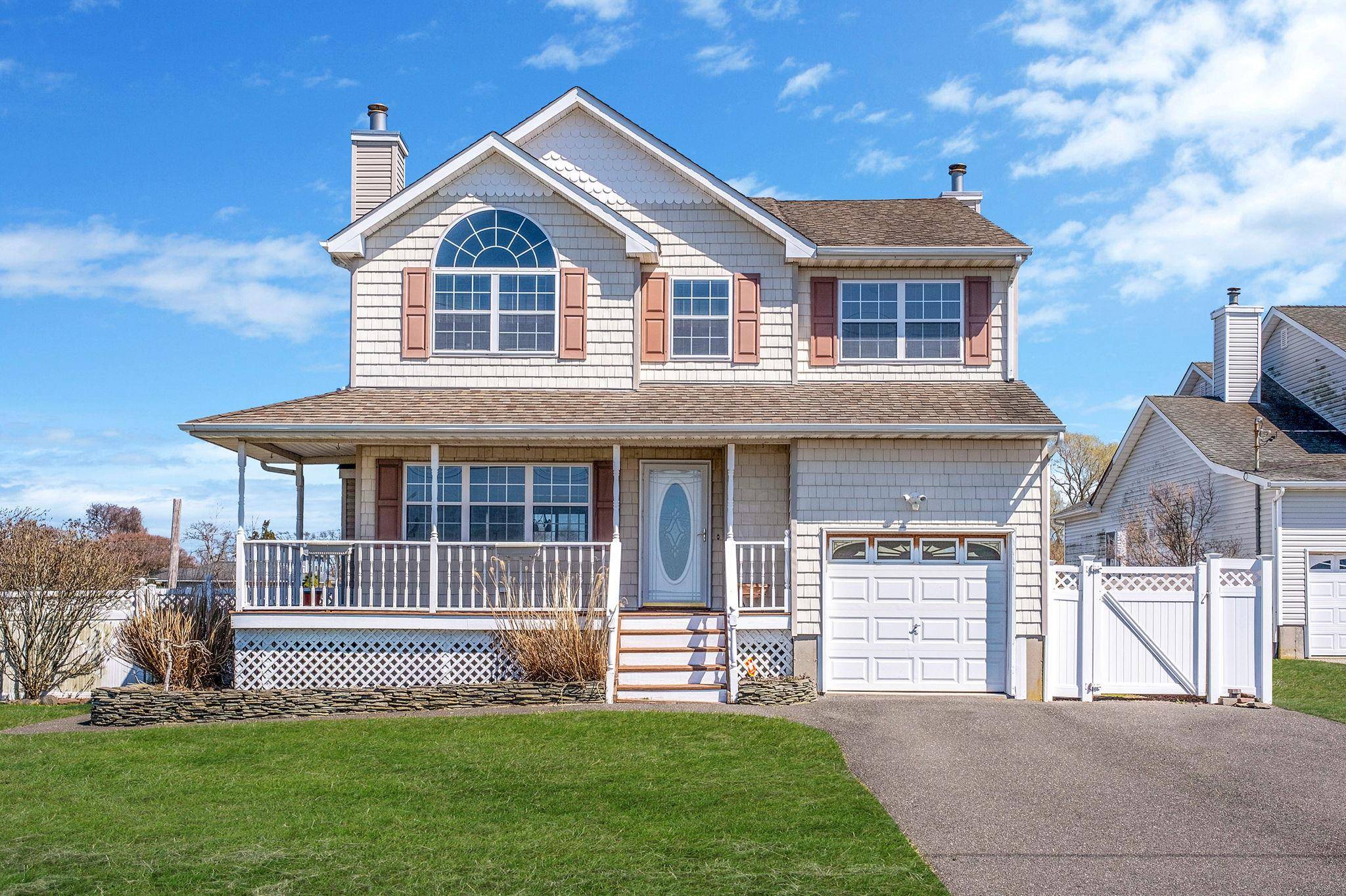 Beautiful Victorian with breathtaking sunset views of the bay to enjoy on your front porch !