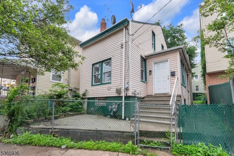 Don't miss this move in ready gem in Paterson !
