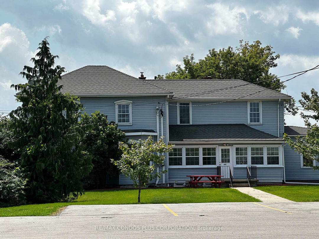 Students Welcomed In This Beautiful 2 Storey Home Featuring 2 Available Fully Furnished And Spacious Bedrooms With Plenty Of Natural Light !