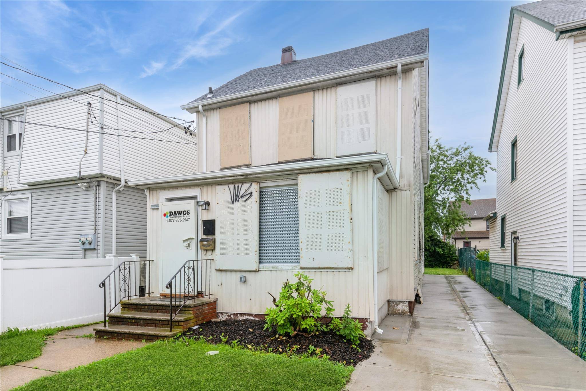 Don t miss this incredible opportunity to own a beautifully renovated 2 family home in the vibrant neighborhood of Saint Albans.