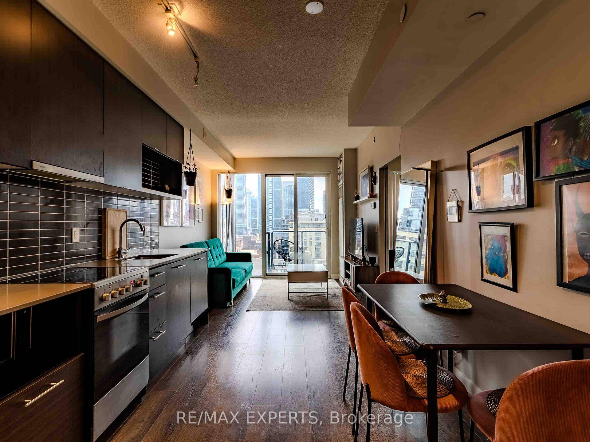 Fabrik Residences Rarely available Split 2 Bed 2 Bath with Unobstructed Southern View in the Heart of Downtown !