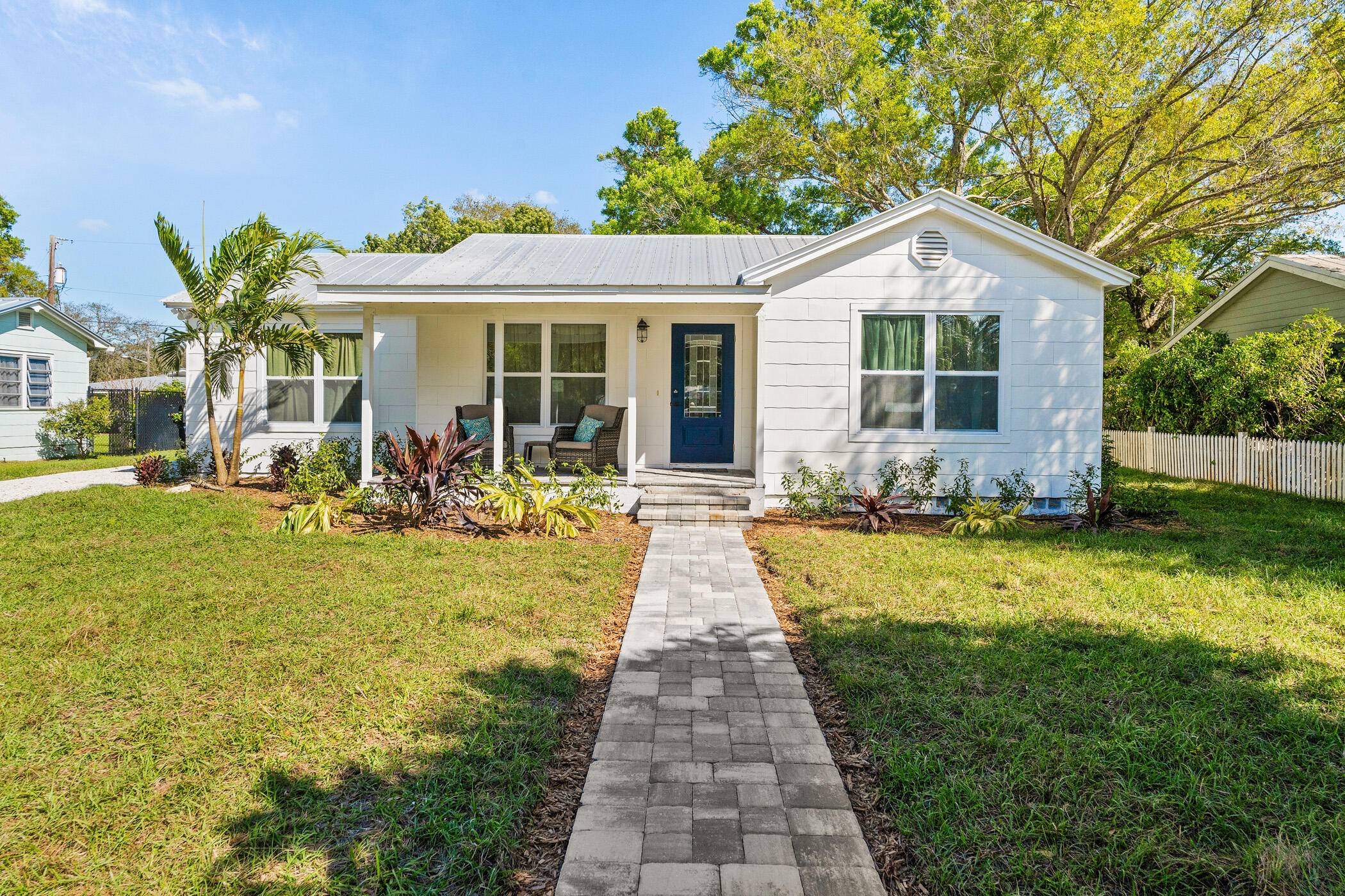 The newest 1940 Vero Beach cottage around !