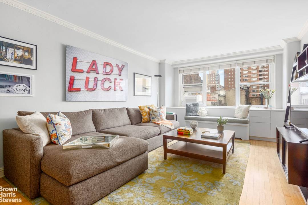 Bright and well proportioned, this nearly 800 SF one bedroom, one bath home delivers classic Chelsea charm with sun filled northern light and open views of the historic tree lined ...