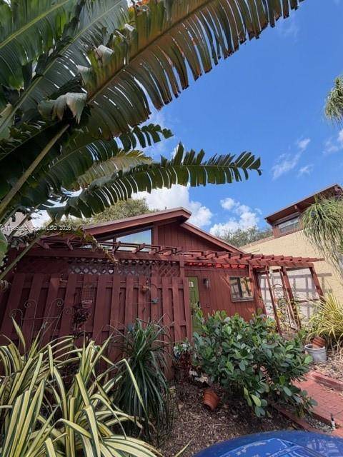 Beautiful 2 bedroom, 2 bath residence in The Villages of Palm Aire located in Fort Lauderdale.