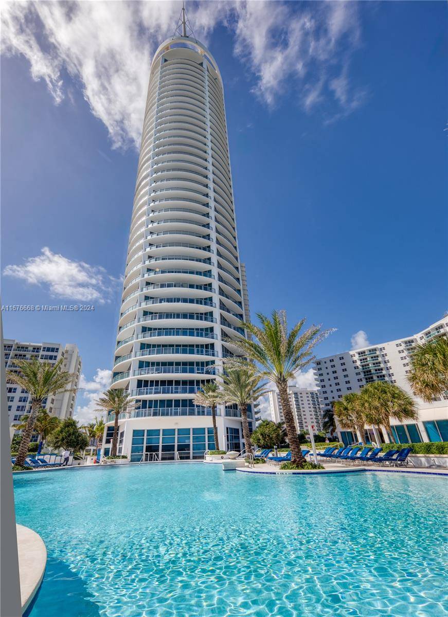 OCEANFRONT REDUCED AND VACANT Only 1, 499, 999 2 PARKING SPOTS !