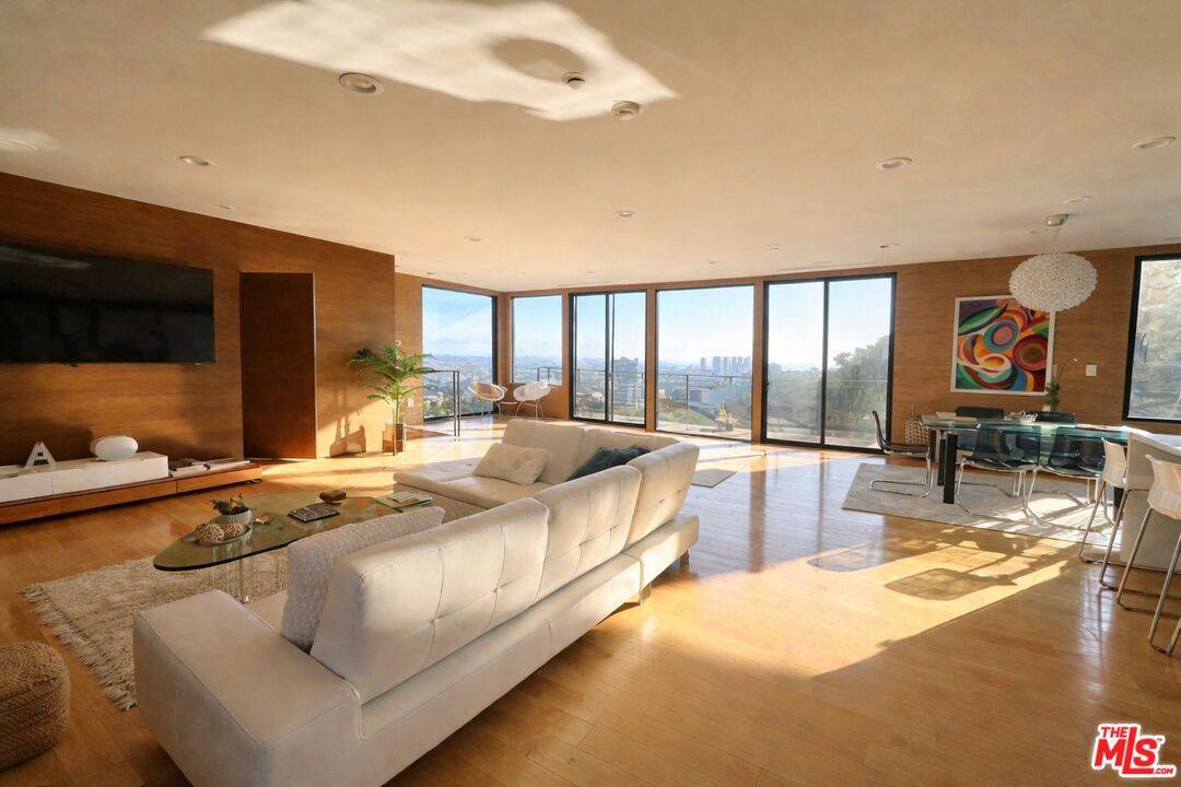 9300   Warbler Way 3BR Sunset Strip La