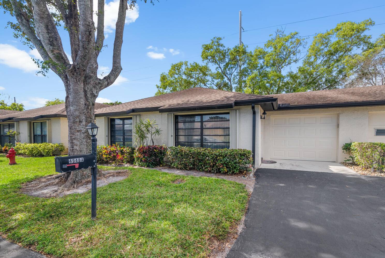 VACANT TURNKEY. Step into your turnkey ready dream villa in the coveted 55 community of Greentree Villas !