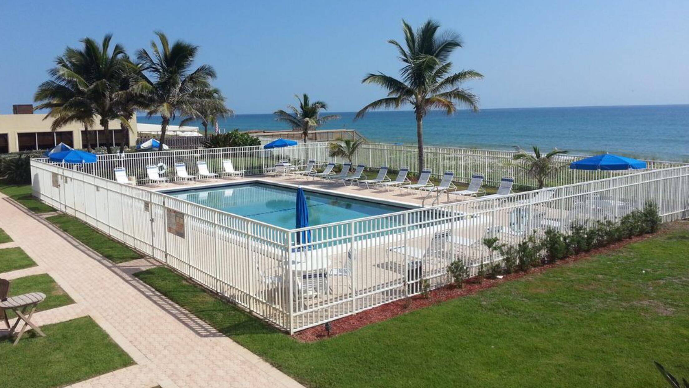 OCEAN ! BEACH, CONDO ! IT IS TURN KEY !