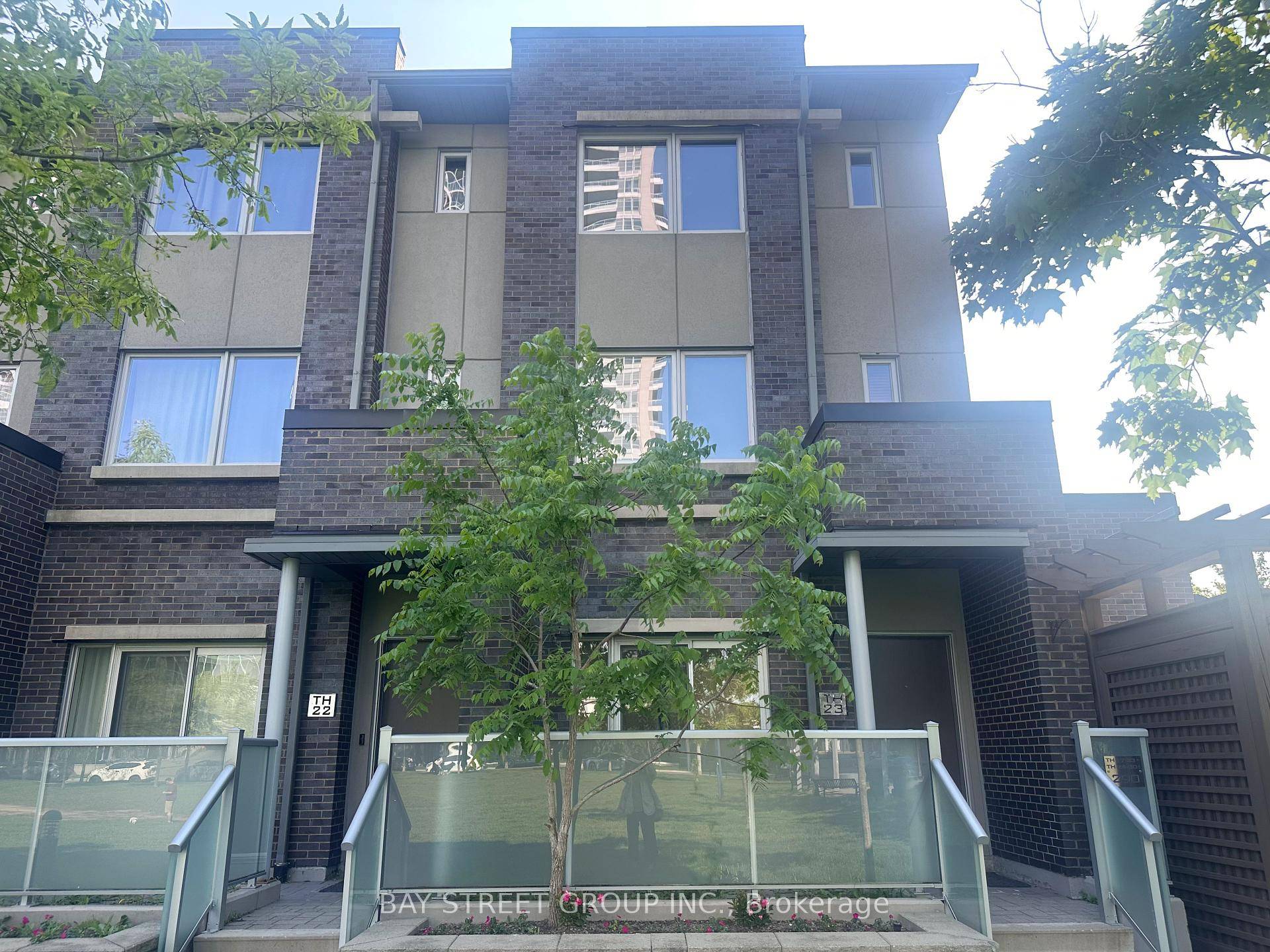 Welcome to this beautifully maintained end unit condo townhouse in the sought after Tridel Community !