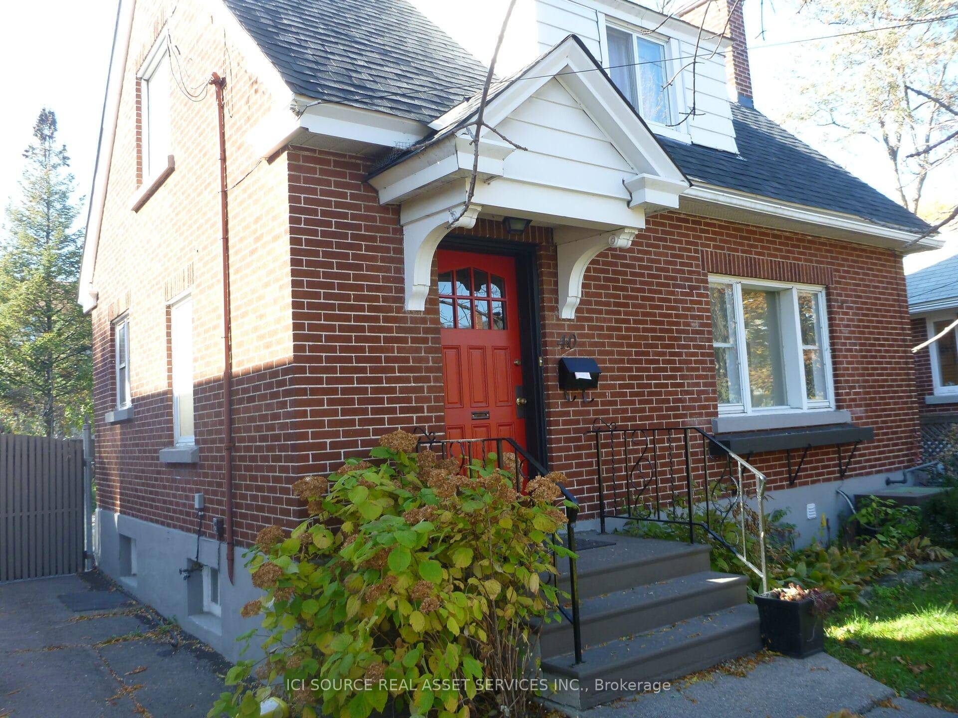 2 bedroom detached house in Old Ottawa East between Main Street and Rideau River, across the canal from the Glebe, 2km from downtown.