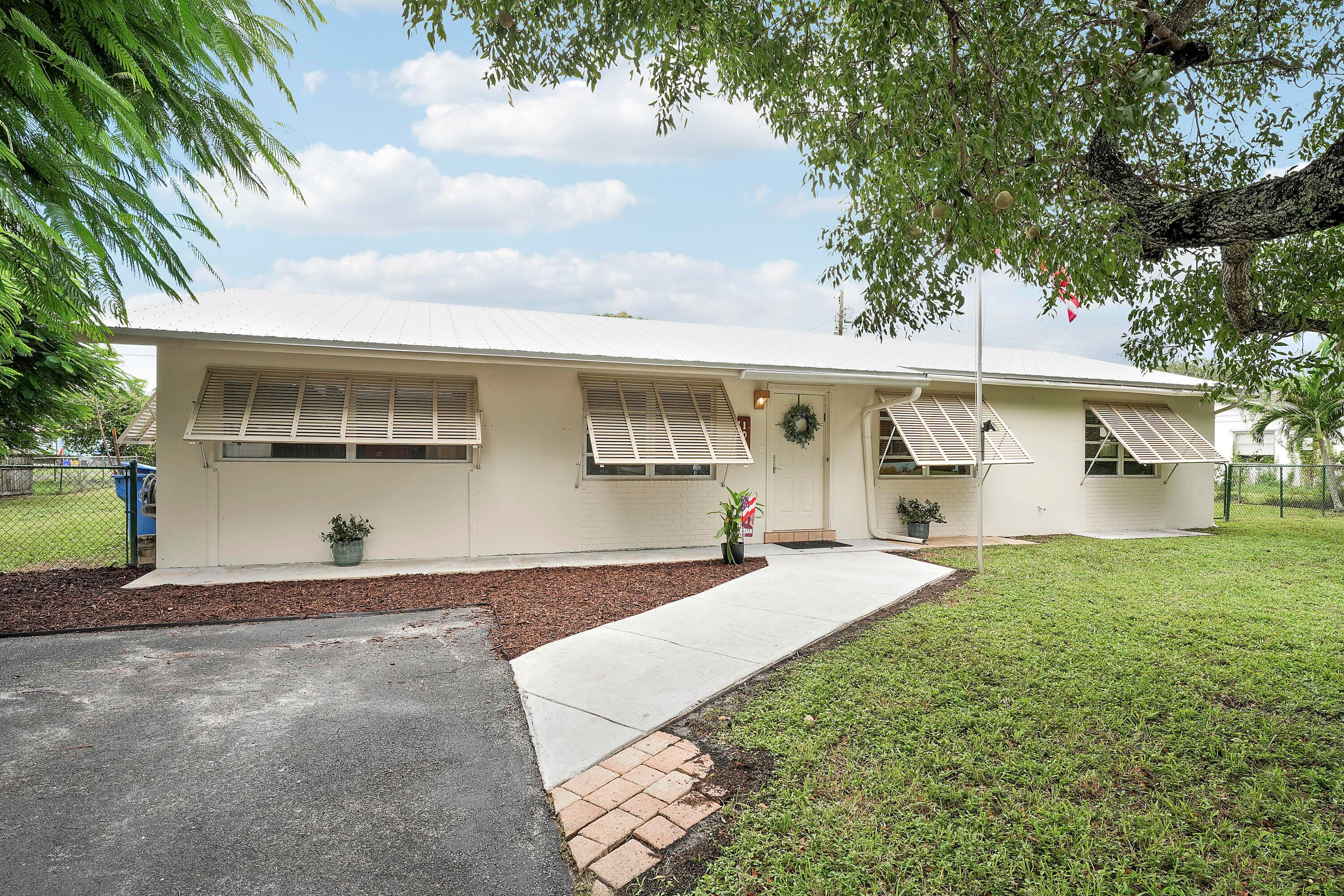 Located in the sweet little town of Haverhill, Florida ; this charming home offers a spacious layout and endless potential.