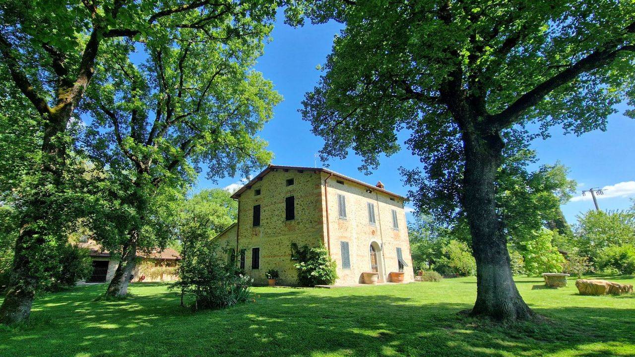 Renovated 260 sqm farmhouse with outbuilding, lemon house, garage and 1 ha of parkland for sale in Bucine, Tuscany.