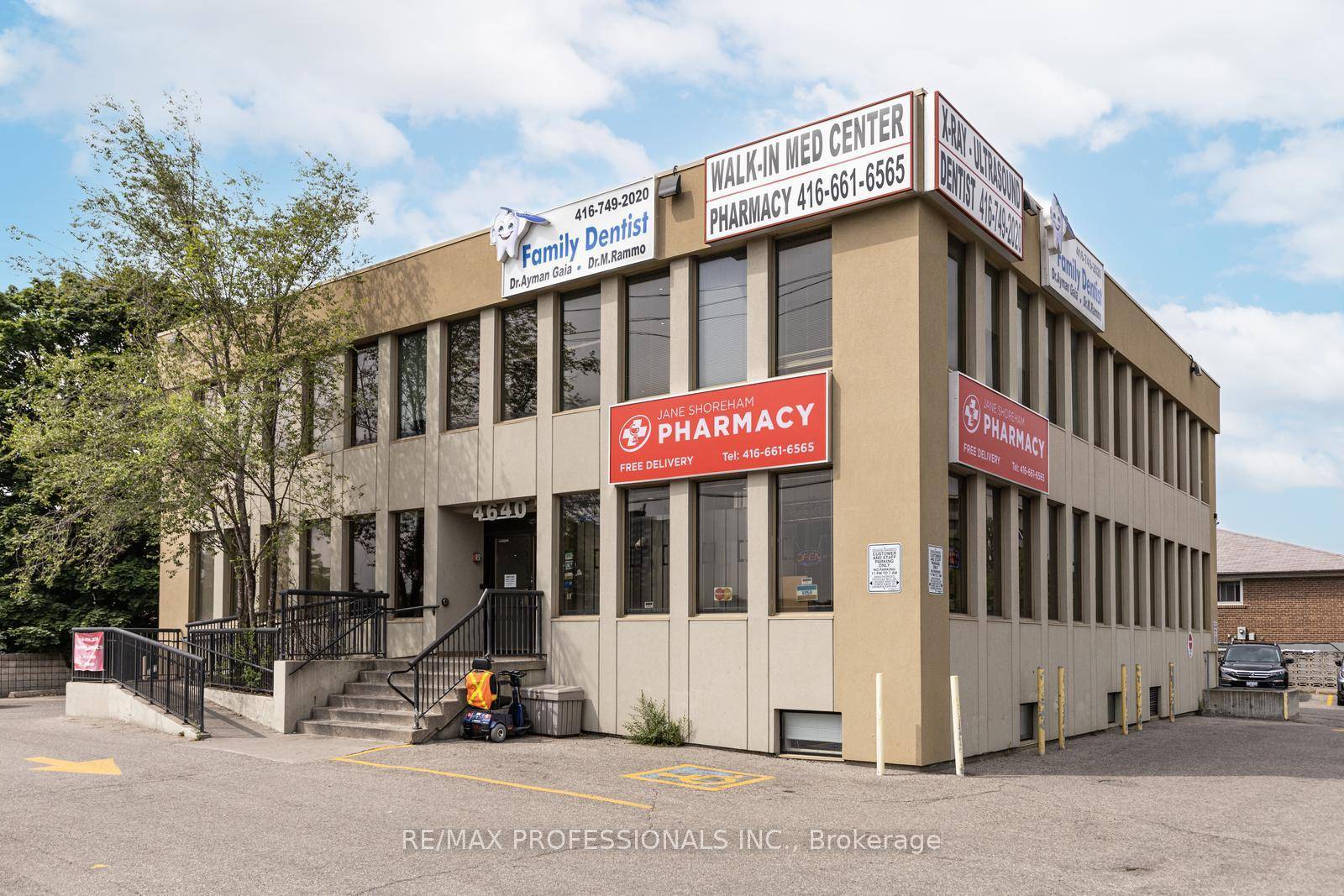 Tons of potential to expand your business with this large office in professional medical building approximately 440 sqft unit suitable for urgent care centre family practice physiotherapist specialist medical etc.