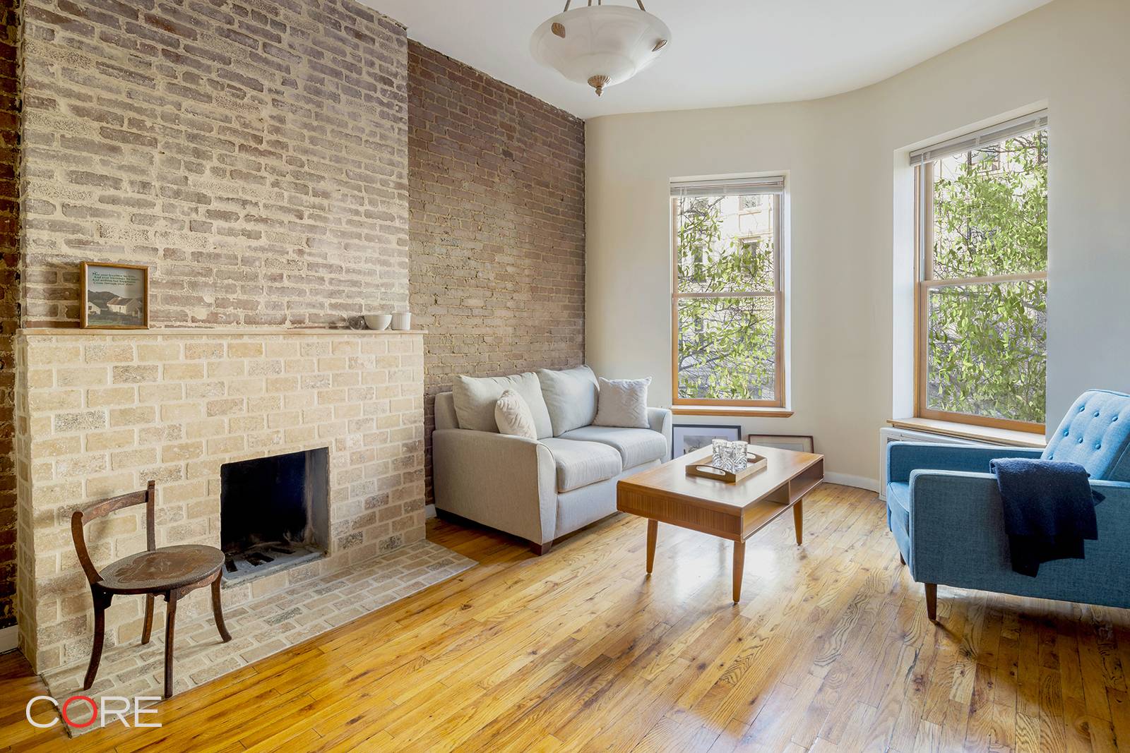Nestled on a serene, tree lined block within the Central Park West West 76th Street Historic District, 40 West 76th Street welcomes you to a stunning landmark pre war boutique ...