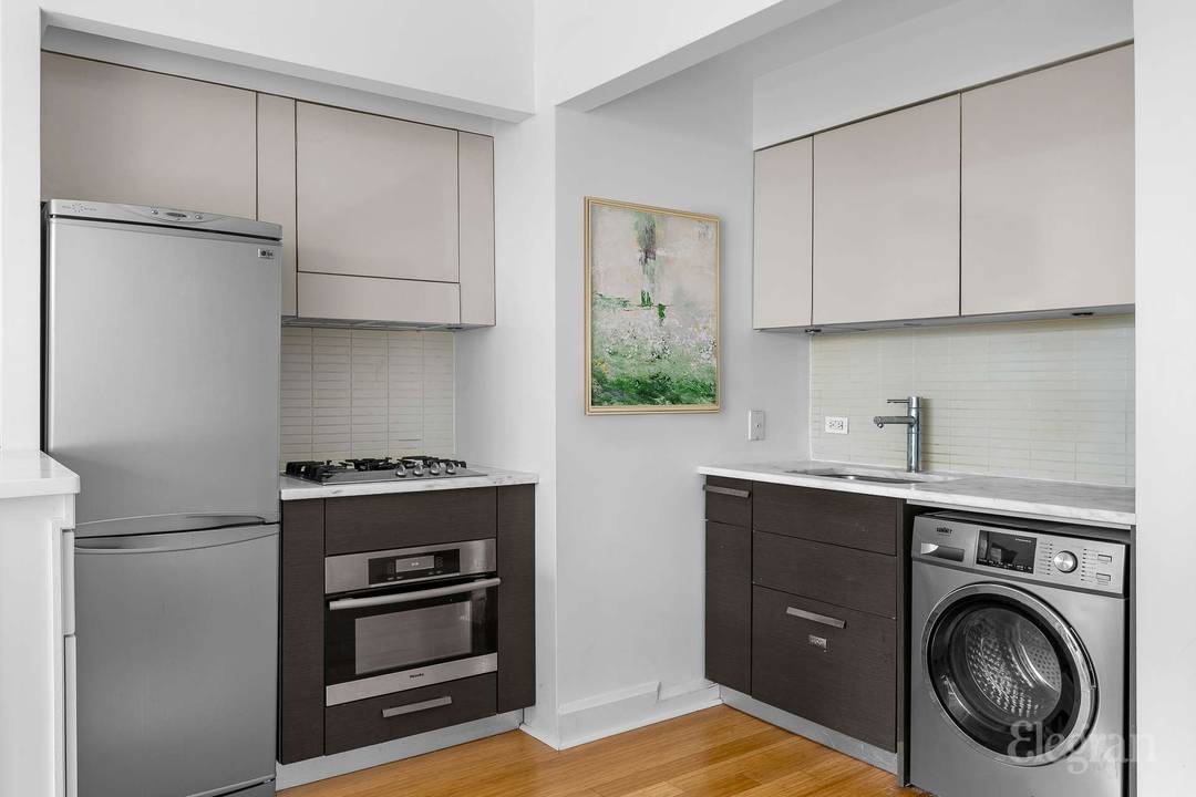 Welcome to 505 West 47th Street, a stunning studio that perfectly blends luxury, convenience, and tranquility.