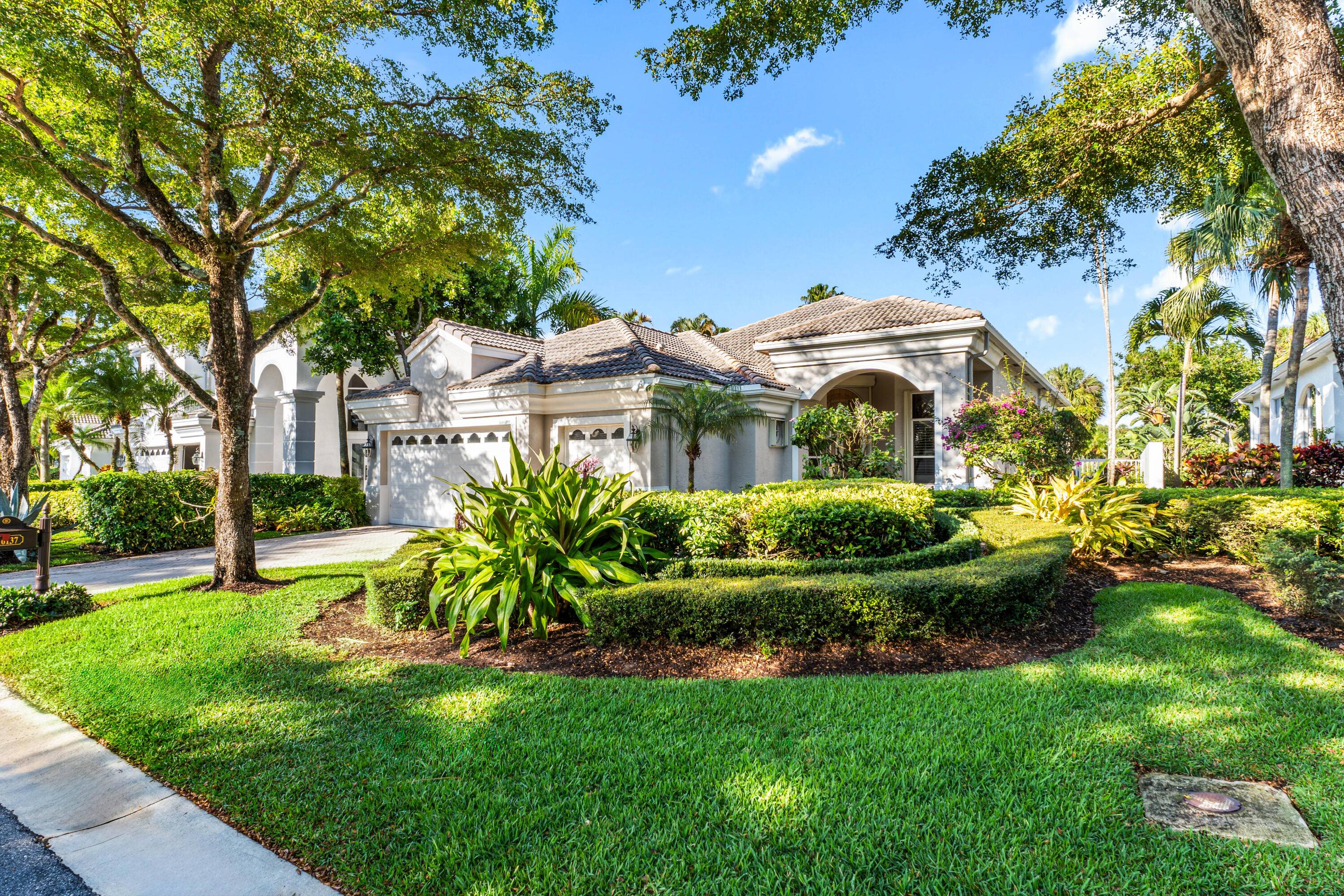 Beautiful and Stately home with spectacular golf course views !