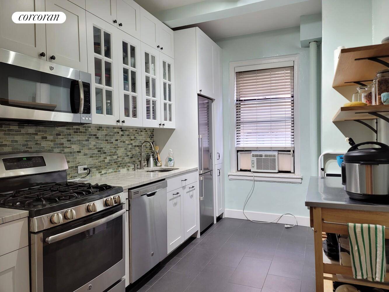 One of the most convenient corners of Manhattan with excellent service levels !