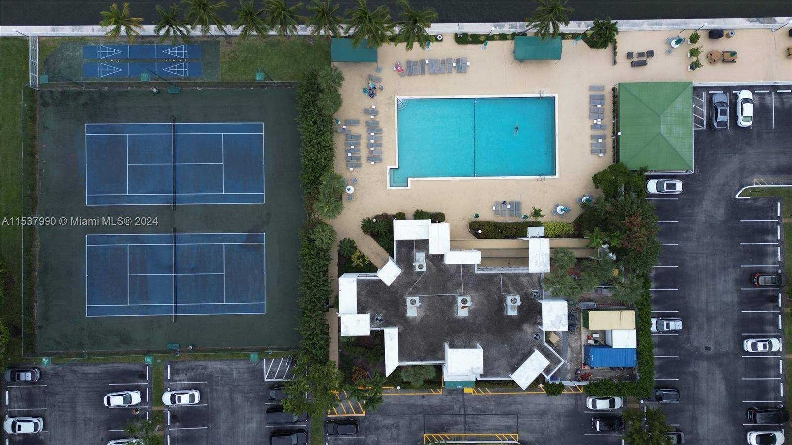 Your perfect Florida home 2BR 2BA den in 1000 Parkview, Hollywood.