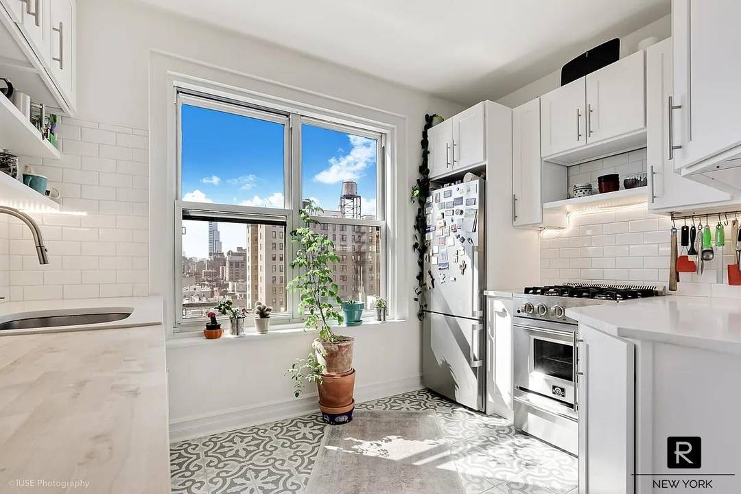 SUN FLOODED CORNER PREWAR WITH OPEN CITY VIEWSPerched on the southeast corner of the 12th floor, this bright and quiet home offers open city views from every window and beautiful ...