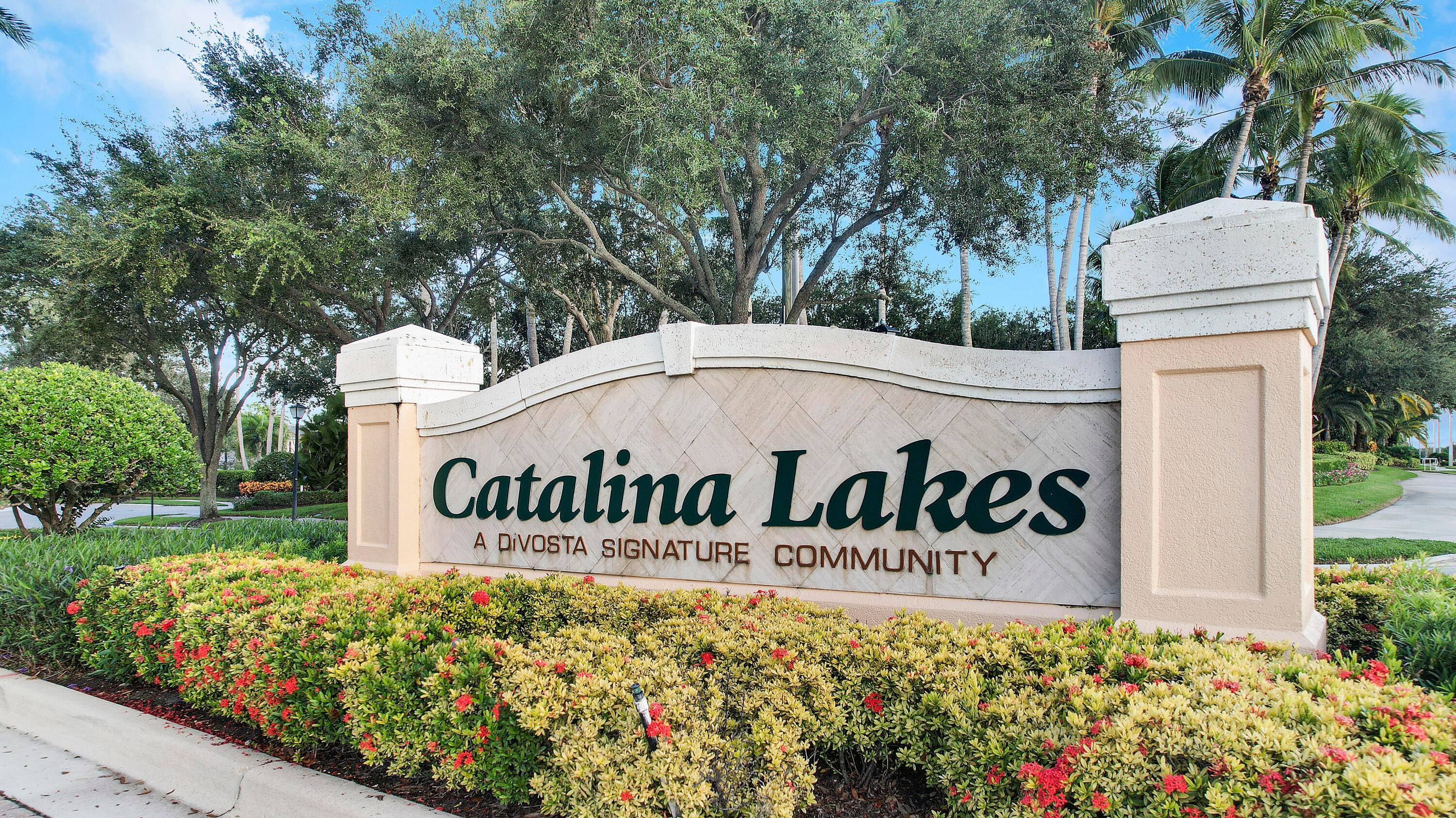 Rare Townhome with Private Pool in Catalina Lakes !