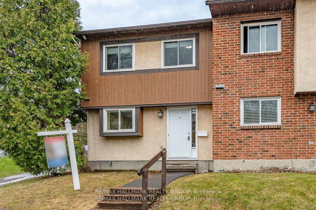 Welcome to this delightful 3 bedroom, 2 bathroom end unit condo townhome, perfectly situated in a highly desirable neighborhood with convenient access to public transit, schools, and parks.