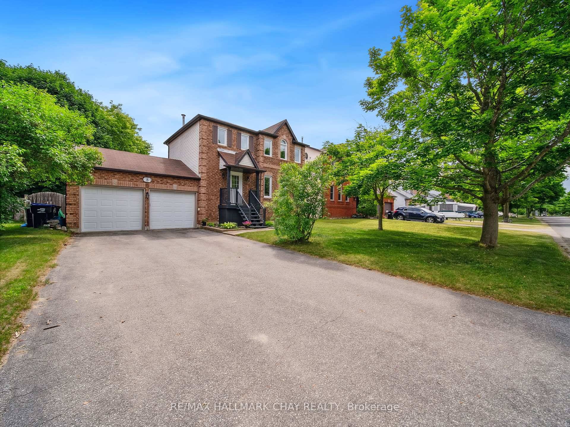 Welcome to this updated, well maintained family home in a sought after, family friendly neighbourhood !