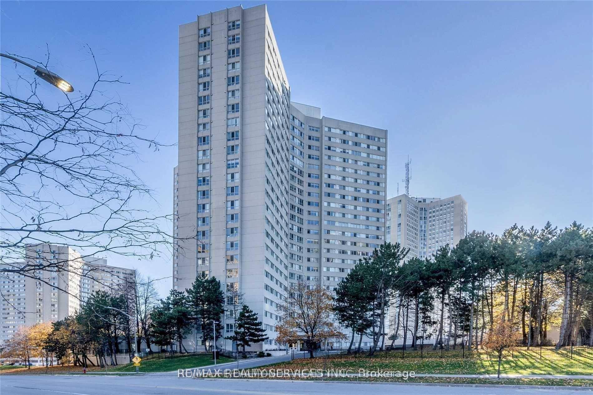 Welcome to this stunning Sub Penthouse Suite located on the 24th floor offering breathtaking, unobstructed views of the Toronto skyline, CN Tower, and Lake Ontario.