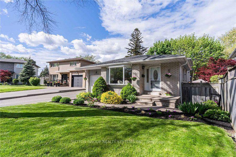 Charming detached home located in the heart of Clarkson.