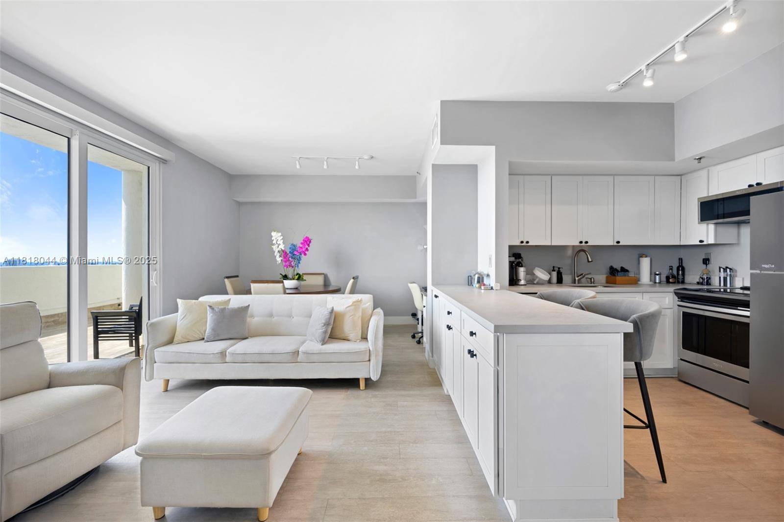 Experience breathtaking sunrises and panoramic views of South Beach and the ocean in this beautiful and fully renovated 1 Bed 2 Bath Penthouse in one of South Beach's premiere and ...