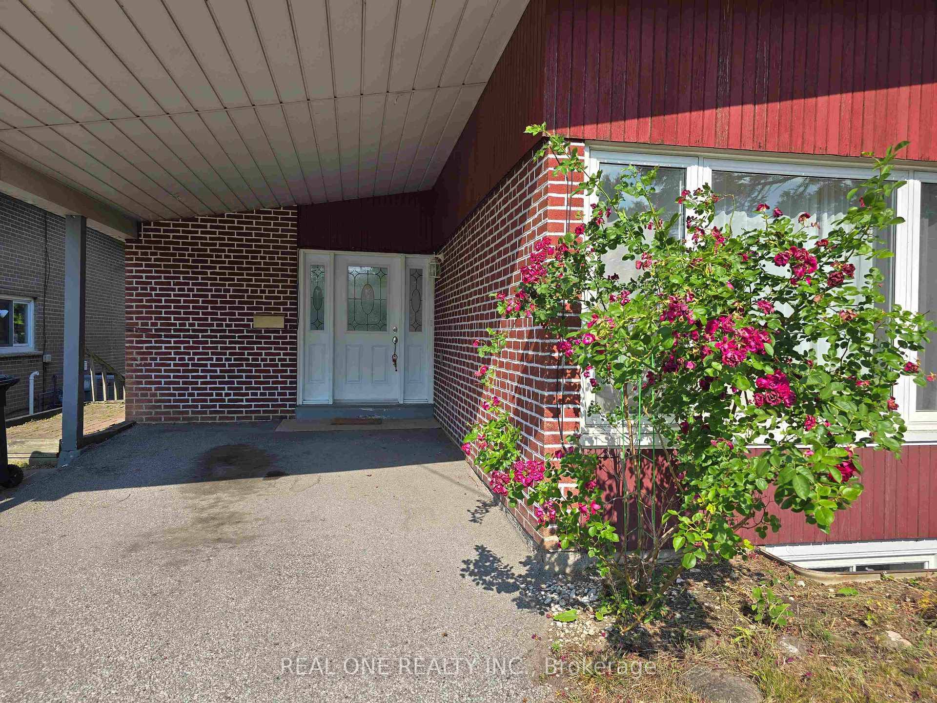 Spacious Backsplit 4 Level 4 Bedrooms Well Maintained Over Sized House In Bayview Village, Newly updating incl newer Bathrooms, newer kitchen, Hardwood Floor throughout, new roof.