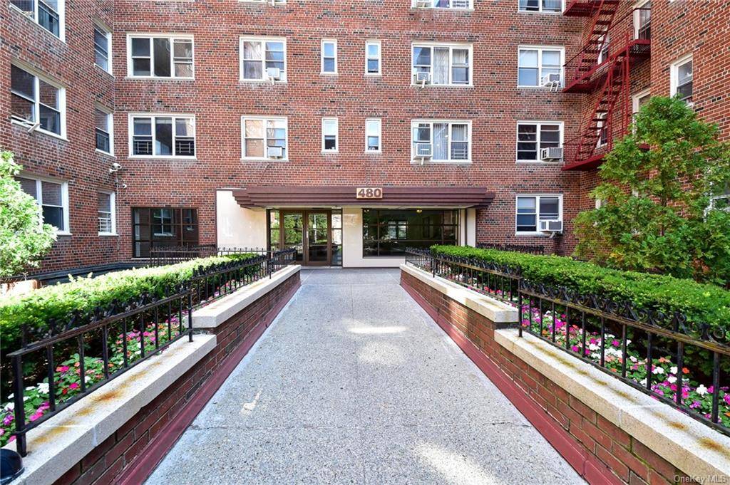 Charming and Quiet TOP FLOOR one bedroom in Yonkers near Riverdale.