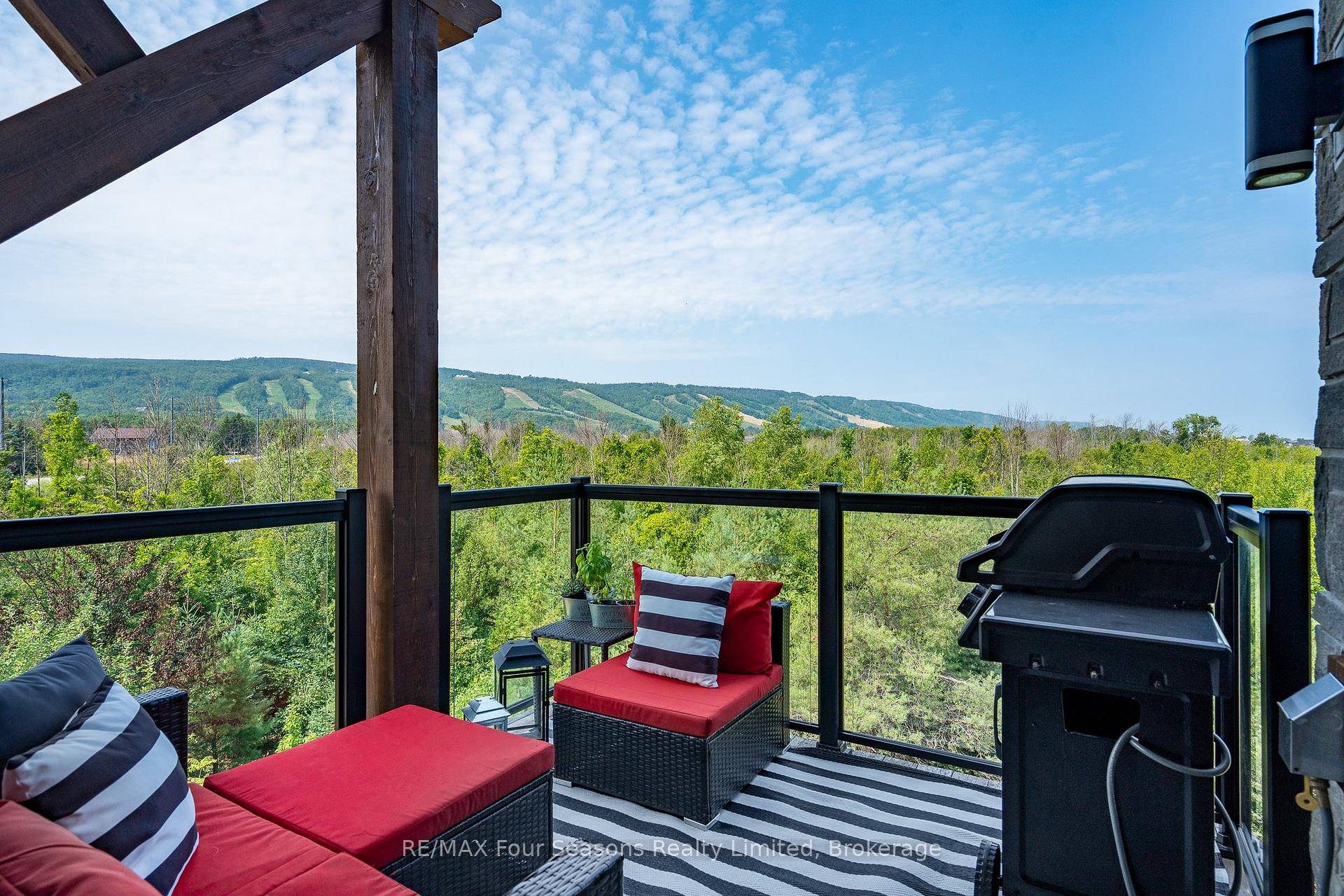 SKI SEASON RENTAL MOUNTAIN HOUSE Gorgeous 2 bedroom, 2 bathroom condo, pet friendly, with TWO dedicated parking spots and incredible views.