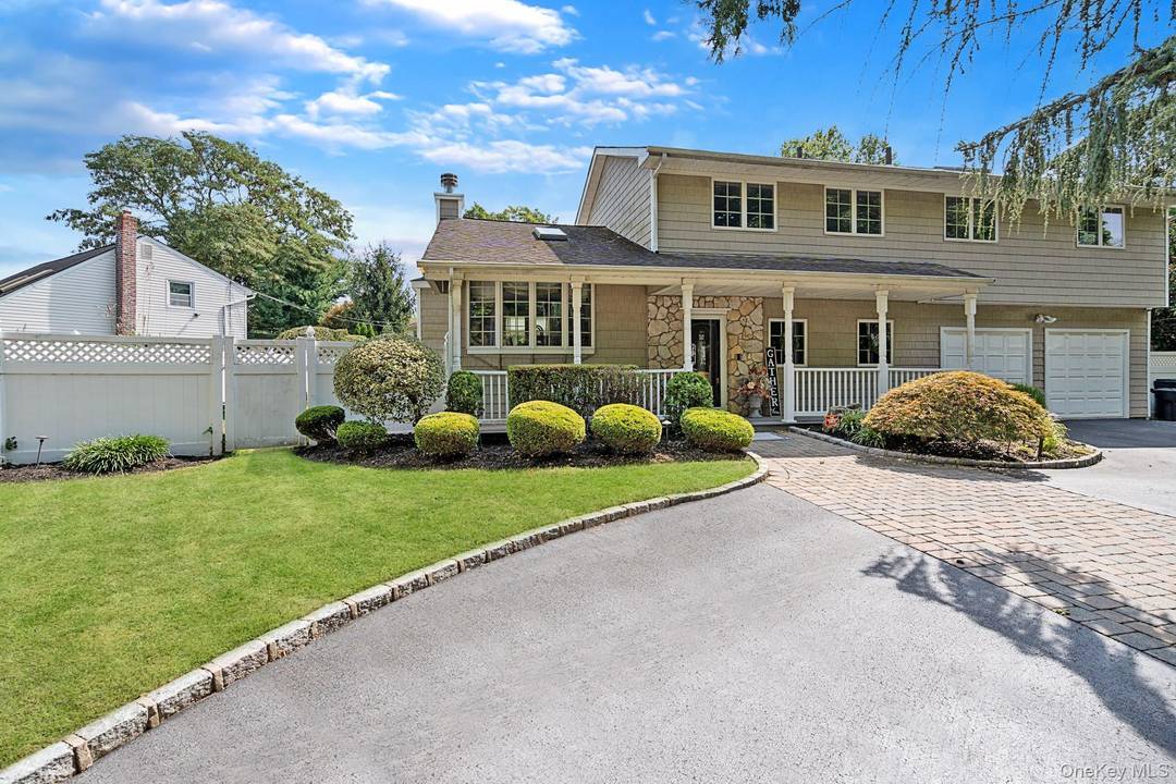 Stunning Melville Home Built for Comfort Welcome to this exceptional 4 bedroom, 2.