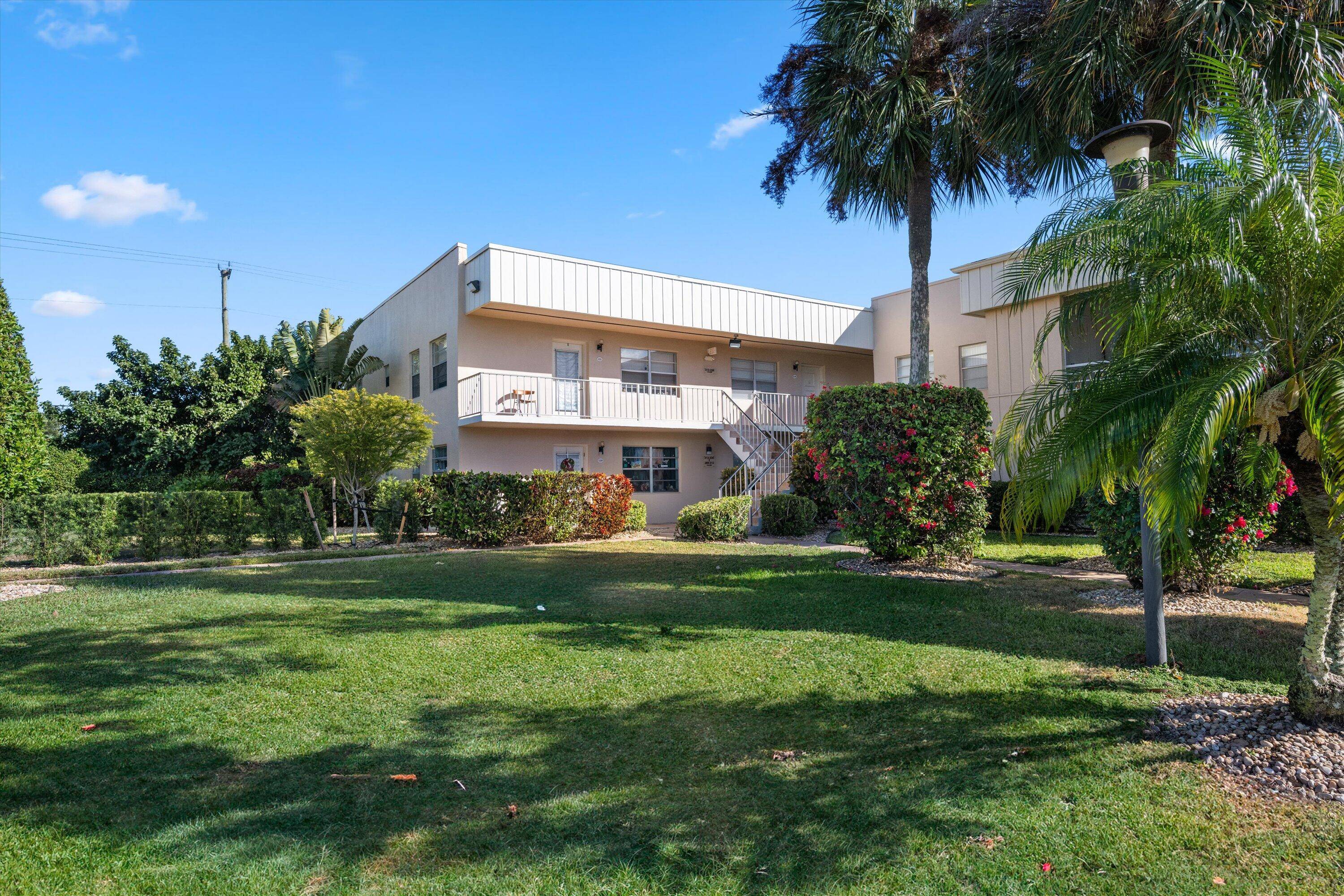 Bright Beautiful Condo with Garden Views !