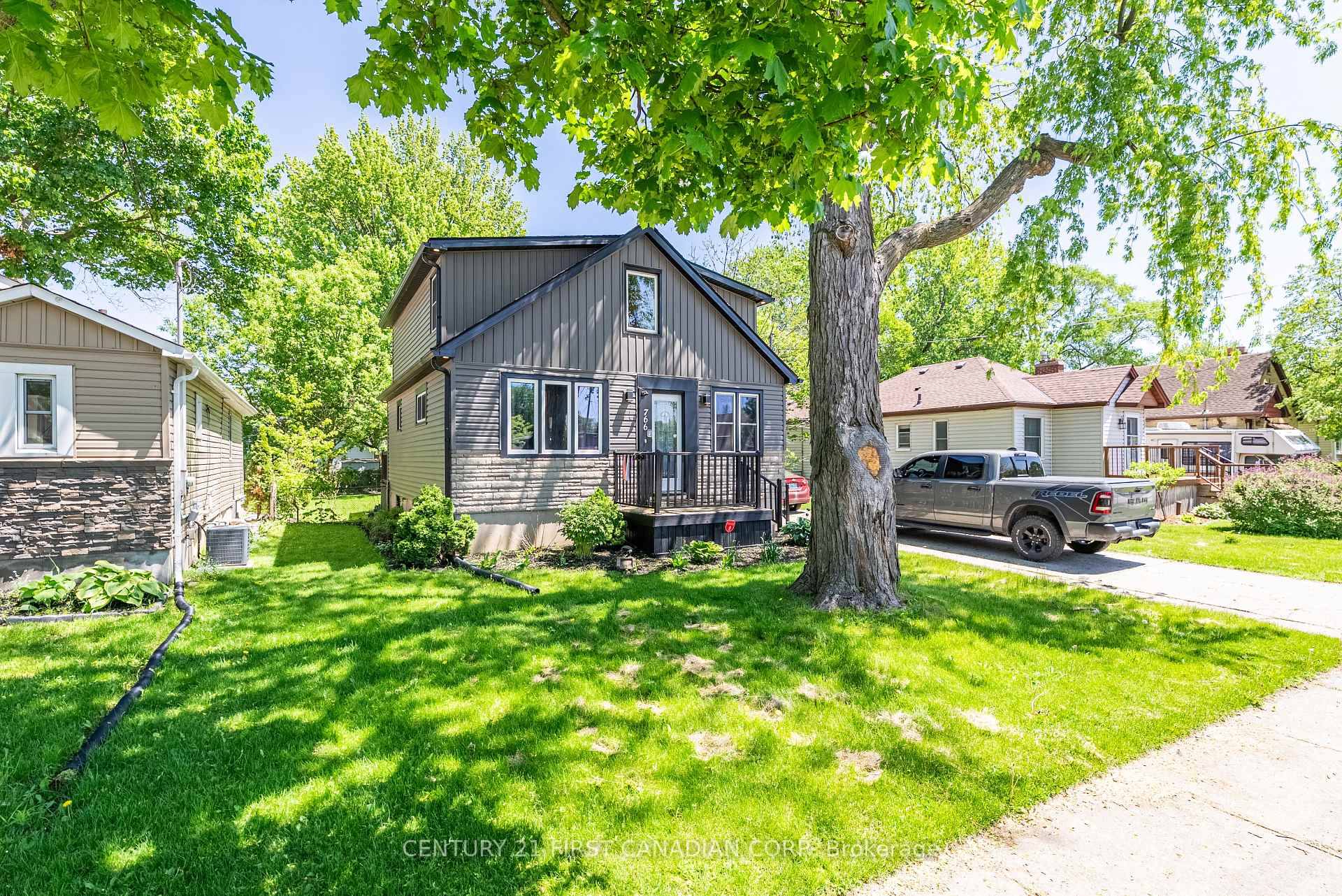 Located just minutes from Fanshawe College and directly across from East Carling Public School, this charming 1.