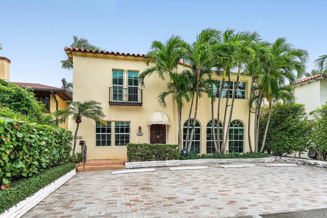 Lives like a home ! Conveniently located in the heart of Palm Beach near many of the eating establishments and fabulous shopping on Worth Ave.