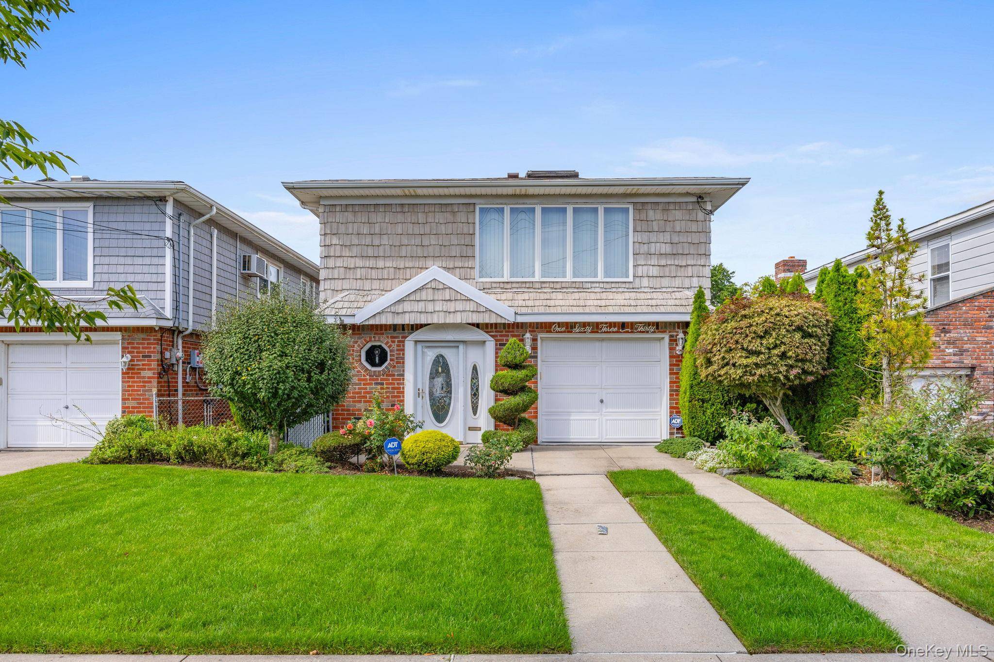 Lovely detached Hi Ranch style home in the heart of Rockwood Park new side of Howard Beach.