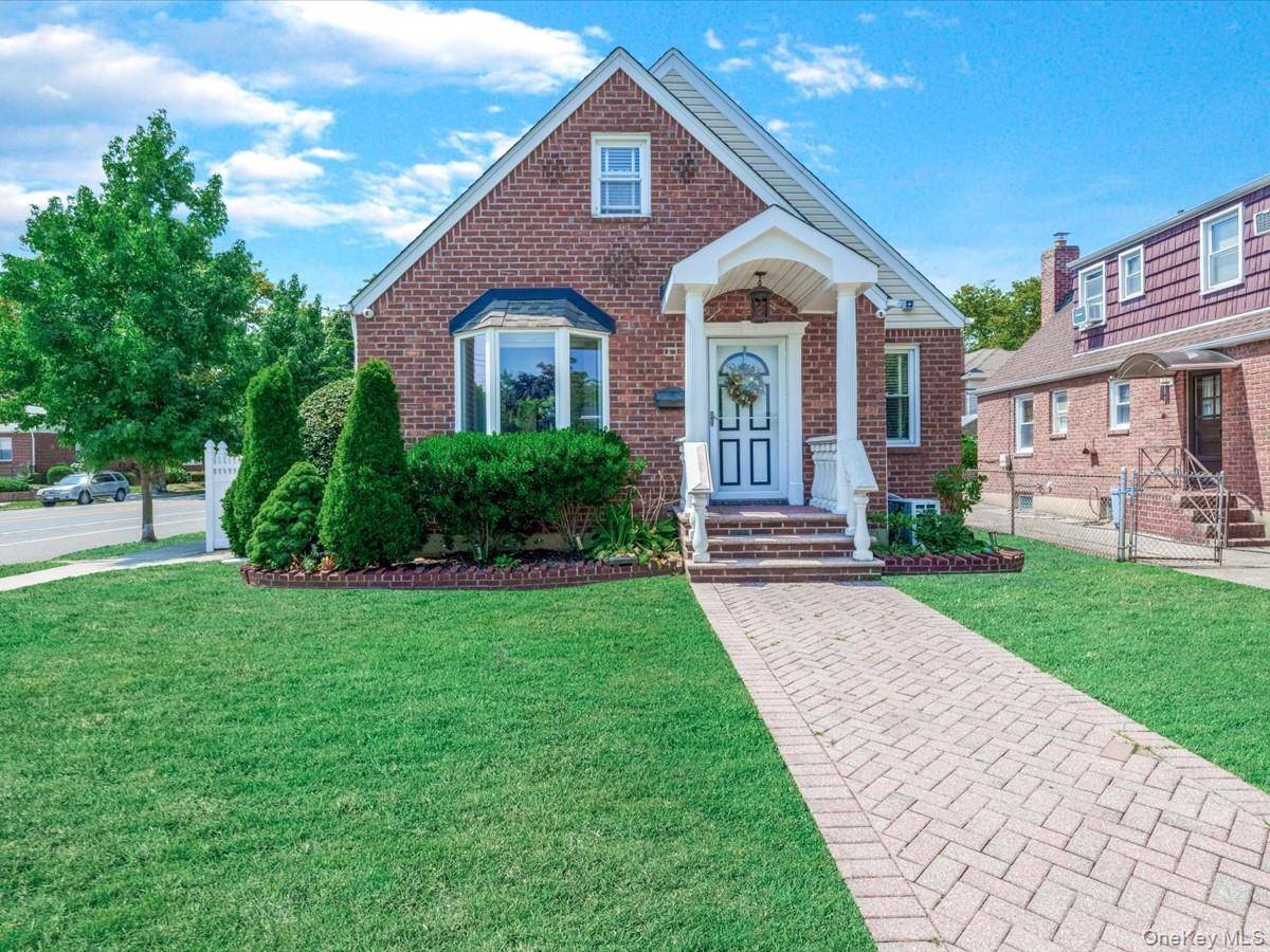 Charming 4 Bedroom Corner Gem in the Heart of Bellerose !