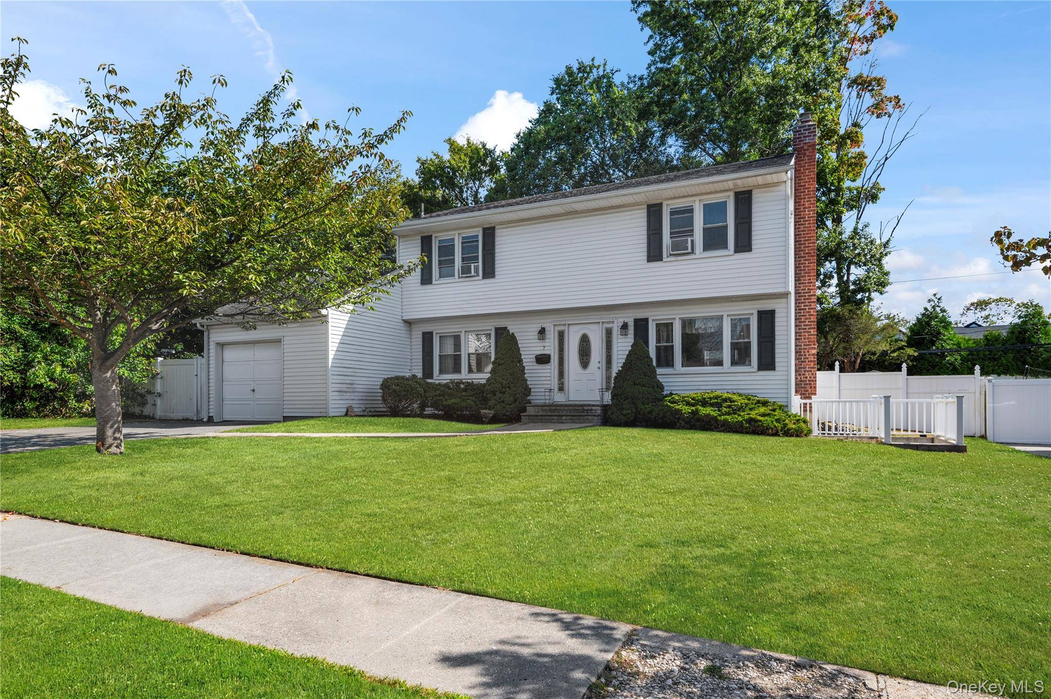 Who Is Looking For A Nice Sized Colonial In Plainview ?