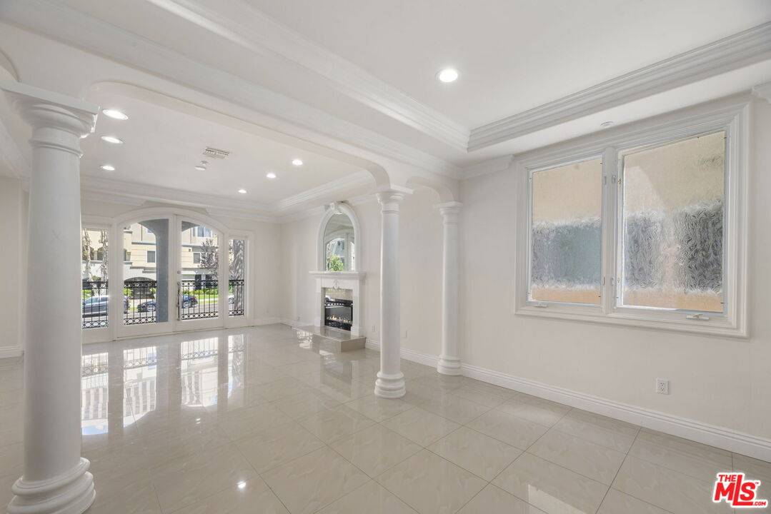 11952   Montana Ave 3BR Brentwood La