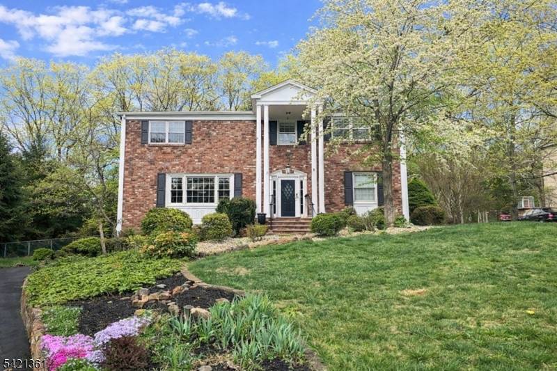 The owners of 126 Wentworth have enjoyed the open concept kitchen family room, 4 large BRs, stunning bluestone patio in a park like backyard setting the bonus office space off ...