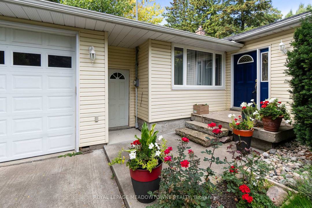 Transform this approx 98' x 213' lot into your dream home in this central King City neighbourhood.